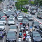 Khu vực Ngã Tư Sở lúc 7h40, rất đông người dân đứng chờ đèn đỏ
