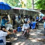 Tại một góc phố Thái Thịnh hàng loạt “đấng mày râu” ngồi chờ để được sử dụng dịch vụ trong ngày đầu Hà Nội mở lại các dịch vụ.