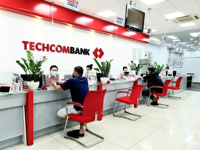 Techcombank tăng lãi suất không kỳ hạn lên 33 lần