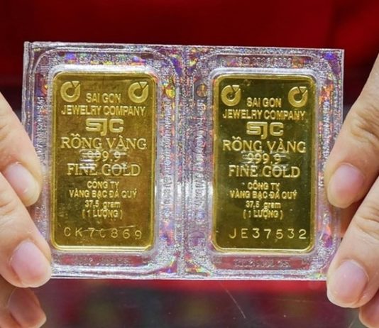 Áp lực từ lạm phát đẩy giá vàng và chứng khoán Mỹ xuống mức thấp